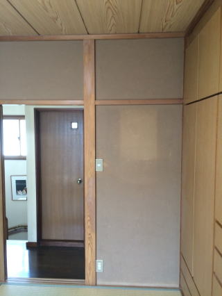 土壁にもクロスを貼ります